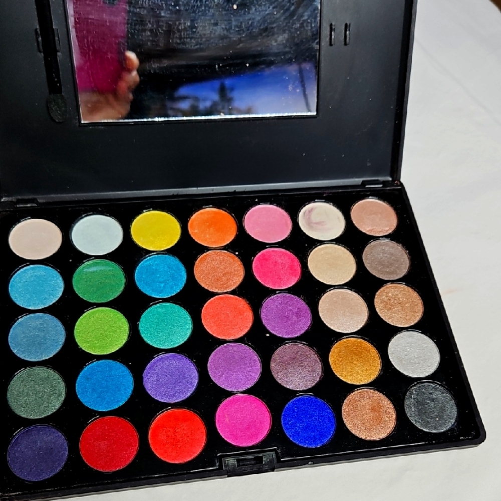 CROWN 35 COLOR SHIMMER EYESHADOW PALETTE